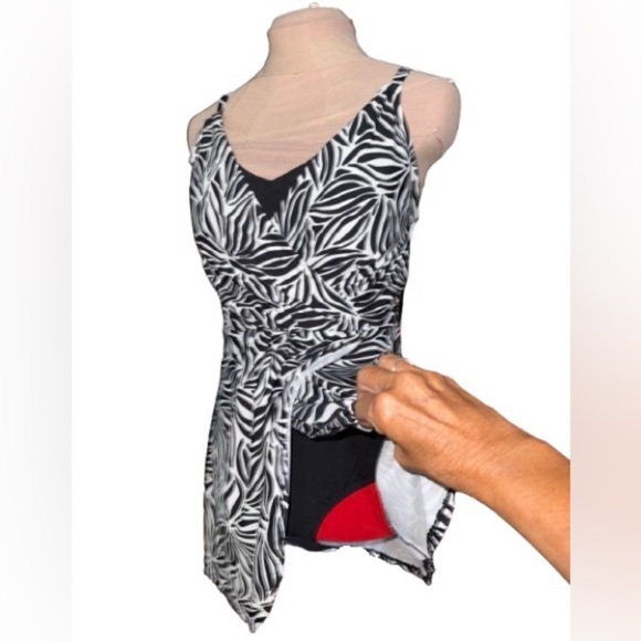 NWT Lands’ End swim dress. Wmns Sz med - Picture 3 of 4